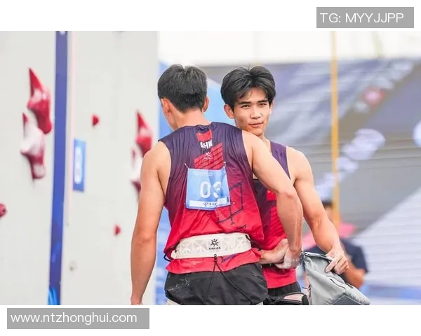 成都攀岩队边路渗透战术解析与实战应用探讨